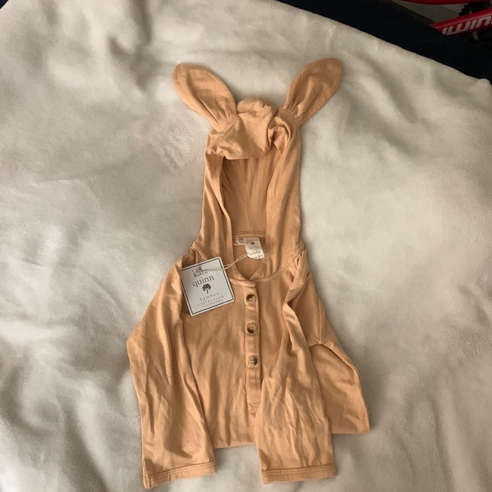 Kate Quinn bamboo bunny long sleeve hooded bodysuit size 18-24 months
